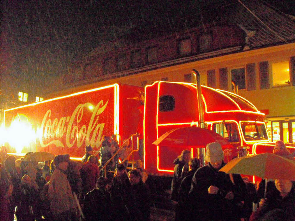 Lichterglanz, Glhwein, Coca-Cola – und das alles mit Schneeflckchen zur Erffnung des Weihnachtsmarktes in Bad Krozingen