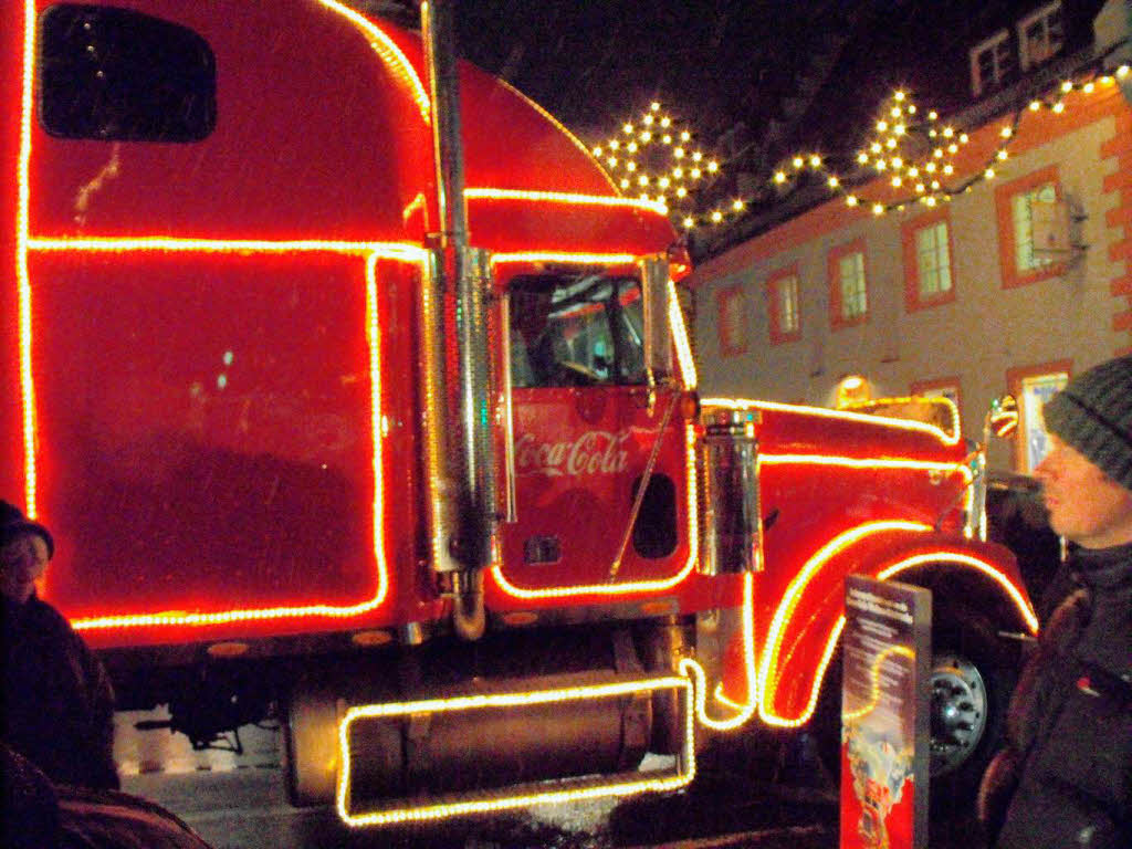 Lichterglanz, Glhwein, Coca-Cola – und das alles mit Schneeflckchen zur Erffnung des Weihnachtsmarktes in Bad Krozingen