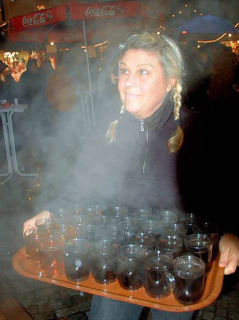 Lichterglanz, Glhwein, Coca-Cola – und das alles mit Schneeflckchen zur Erffnung des Weihnachtsmarktes in Bad Krozingen