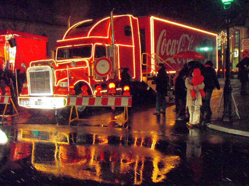 Lichterglanz, Glhwein, Coca-Cola – und das alles mit Schneeflckchen zur Erffnung des Weihnachtsmarktes in Bad Krozingen