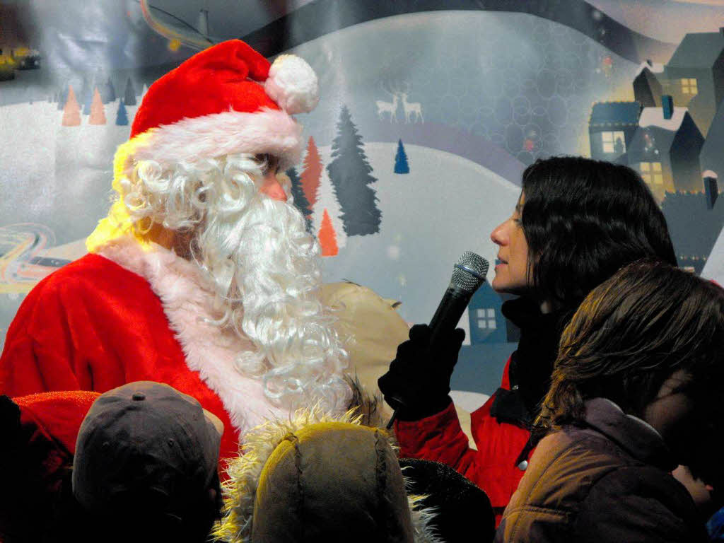 Lichterglanz, Glhwein, Coca-Cola – und das alles mit Schneeflckchen zur Erffnung des Weihnachtsmarktes in Bad Krozingen