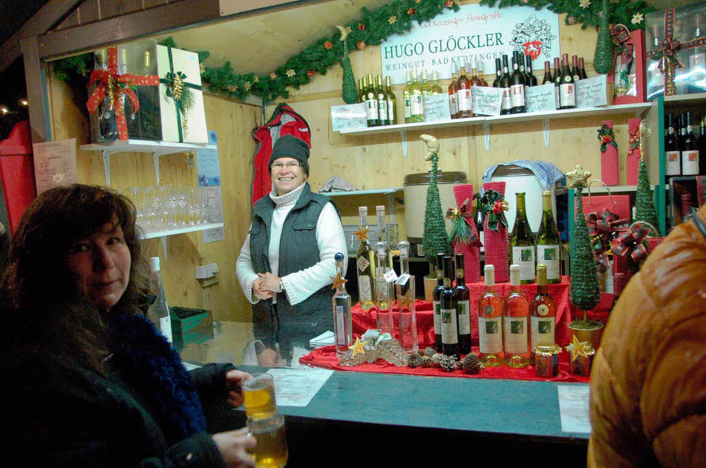 Lichterglanz, Glhwein, Coca-Cola – und das alles mit Schneeflckchen zur Erffnung des Weihnachtsmarktes in Bad Krozingen