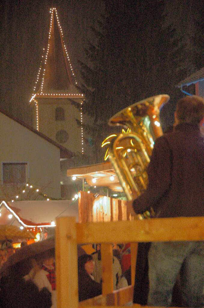 Lichterglanz, Glhwein, Coca-Cola – und das alles mit Schneeflckchen zur Erffnung des Weihnachtsmarktes in Bad Krozingen