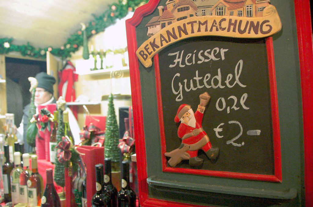 Lichterglanz, Glhwein, Coca-Cola – und das alles mit Schneeflckchen zur Erffnung des Weihnachtsmarktes in Bad Krozingen