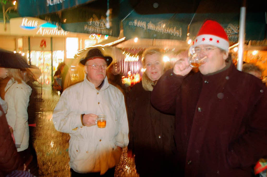 Lichterglanz, Glhwein, Coca-Cola – und das alles mit Schneeflckchen zur Erffnung des Weihnachtsmarktes in Bad Krozingen
