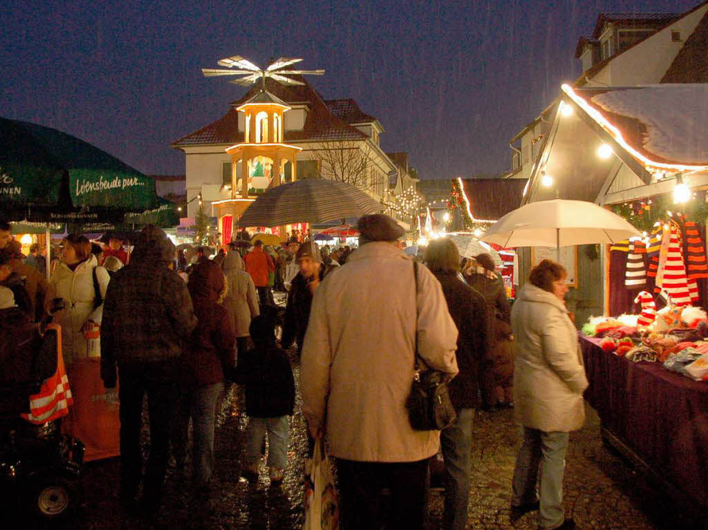 Lichterglanz, Glhwein, Coca-Cola – und das alles mit Schneeflckchen zur Erffnung des Weihnachtsmarktes in Bad Krozingen