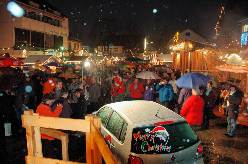 Lichterglanz, Glhwein, Coca-Cola – und das alles mit Schneeflckchen zur Erffnung des Weihnachtsmarktes in Bad Krozingen