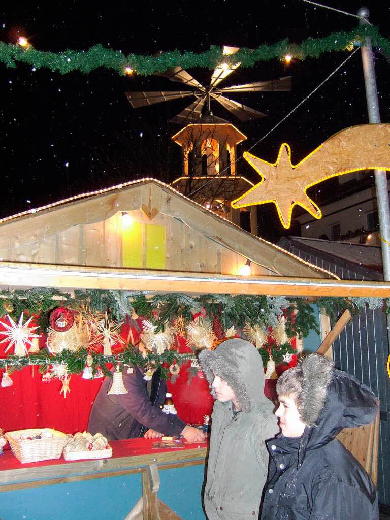 Lichterglanz, Glhwein, Coca-Cola – und das alles mit Schneeflckchen zur Erffnung des Weihnachtsmarktes in Bad Krozingen
