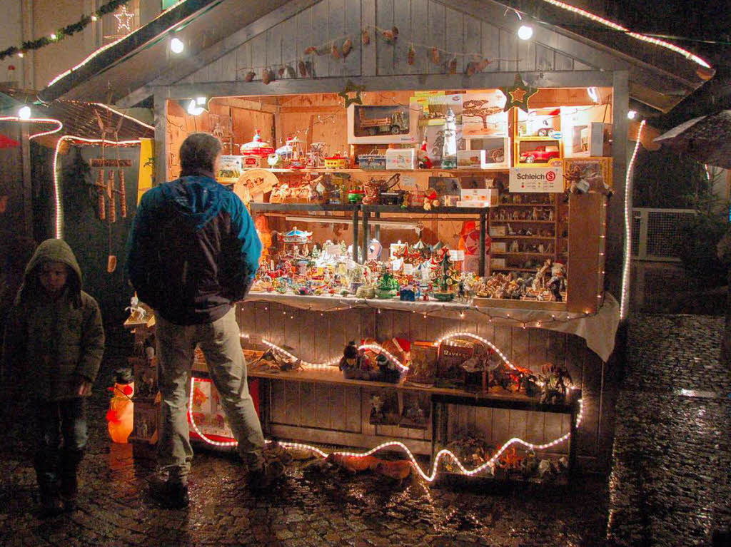 Lichterglanz, Glhwein, Coca-Cola – und das alles mit Schneeflckchen zur Erffnung des Weihnachtsmarktes in Bad Krozingen