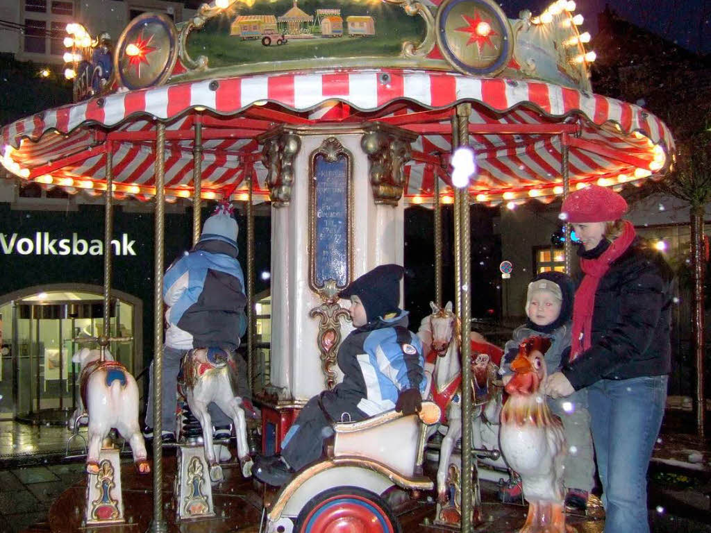 Lichterglanz, Glhwein, Coca-Cola – und das alles mit Schneeflckchen zur Erffnung des Weihnachtsmarktes in Bad Krozingen