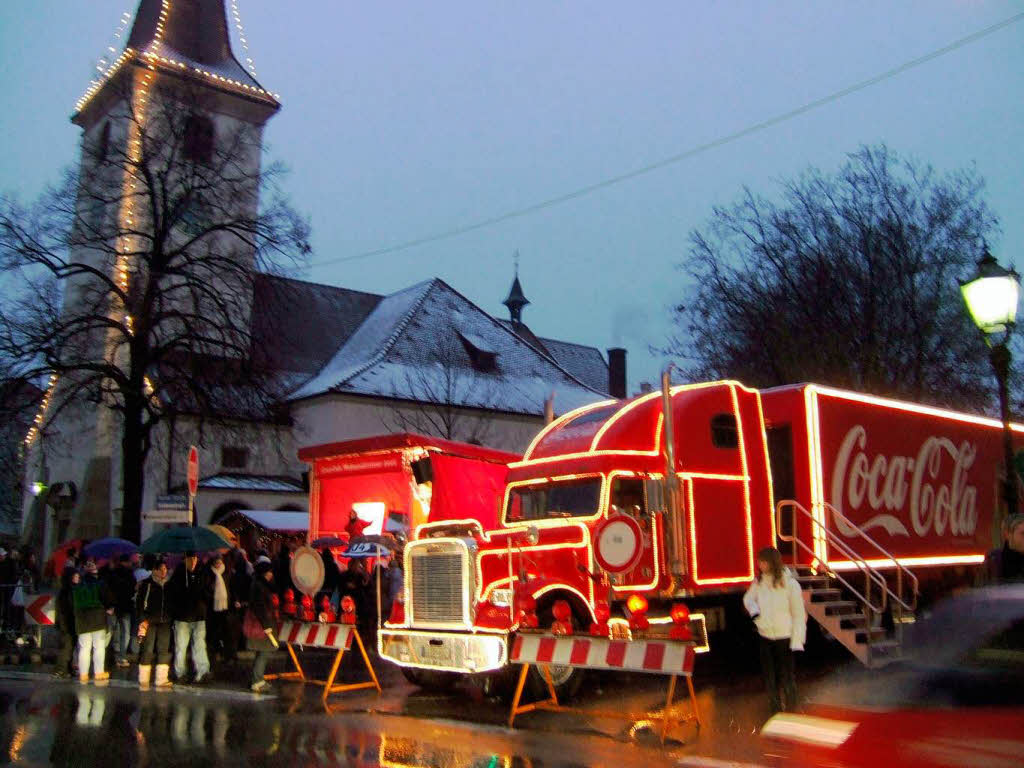 Lichterglanz, Glhwein, Coca-Cola – und das alles mit Schneeflckchen zur Erffnung des Weihnachtsmarktes in Bad Krozingen