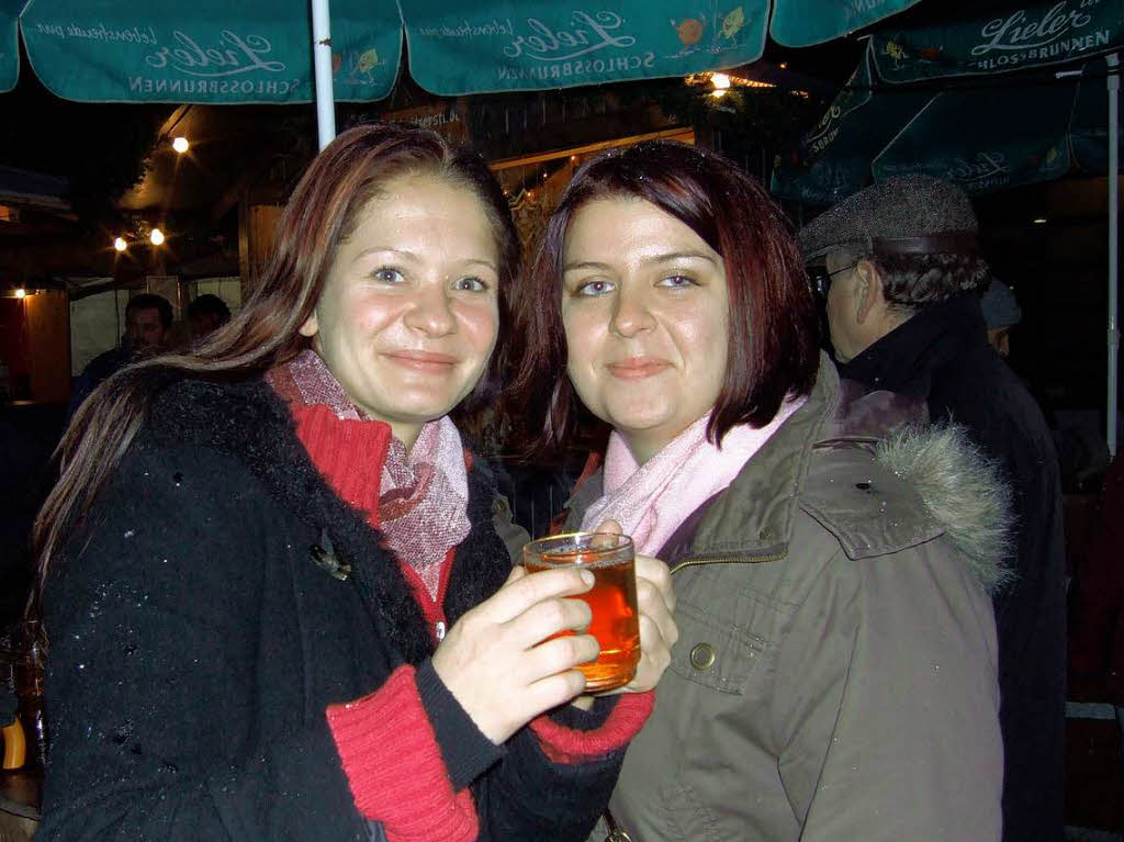 Lichterglanz, Glhwein, Coca-Cola – und das alles mit Schneeflckchen zur Erffnung des Weihnachtsmarktes in Bad Krozingen