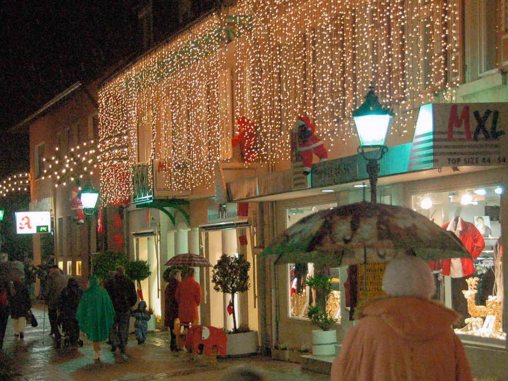 Lichterglanz, Glhwein, Coca-Cola – und das alles mit Schneeflckchen zur Erffnung des Weihnachtsmarktes in Bad Krozingen