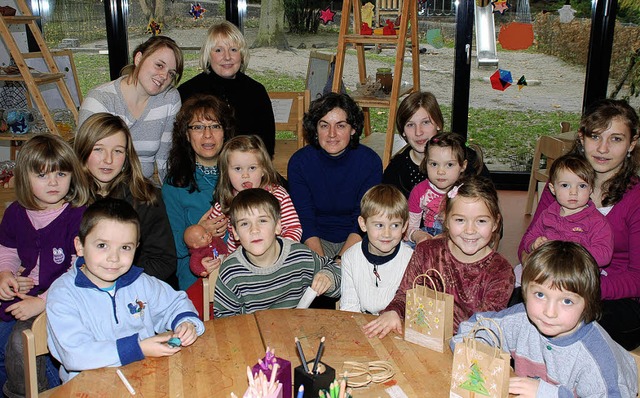 Die Kinder mit Projektleiterin Claudia...nia Rodas de Wagner  (links neben ihr)  | Foto: Gertrude Siefke