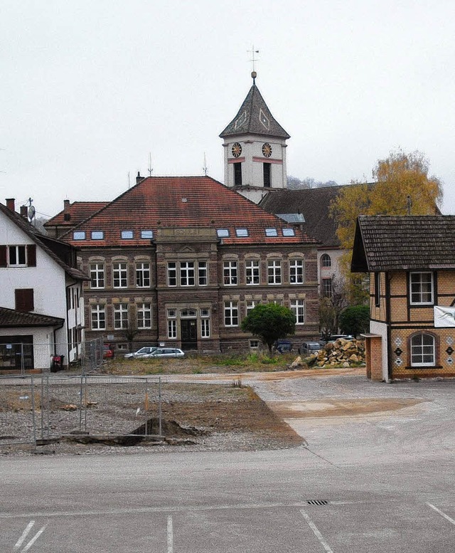 Zwischen dem ehemaligen Verwaltungsgeb...ntstehen Wohn- und Geschftshuser.     | Foto: Senf