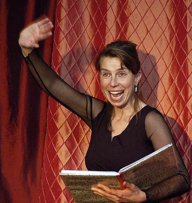 Schauspielerin Petra Gack  beim Erzhlen und Singen russischer Mrchen  | Foto: Jutta Blank