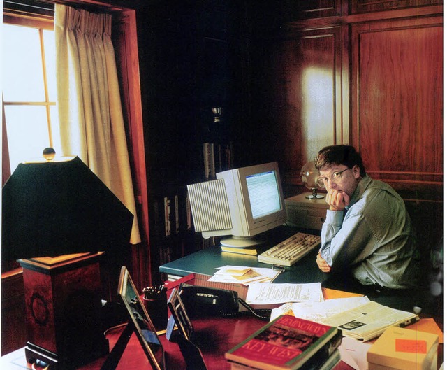 Mister Microsoft: Bill Gates 1994  in seinem Bro   | Foto: Vanity Fair &#8211; Schirmer/Mosel