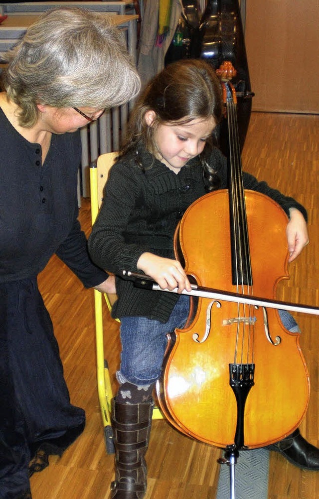 &#8222;Cello  Quatro&#8220; spielte f...ler, die auch mal probieren durften.   | Foto: Privat