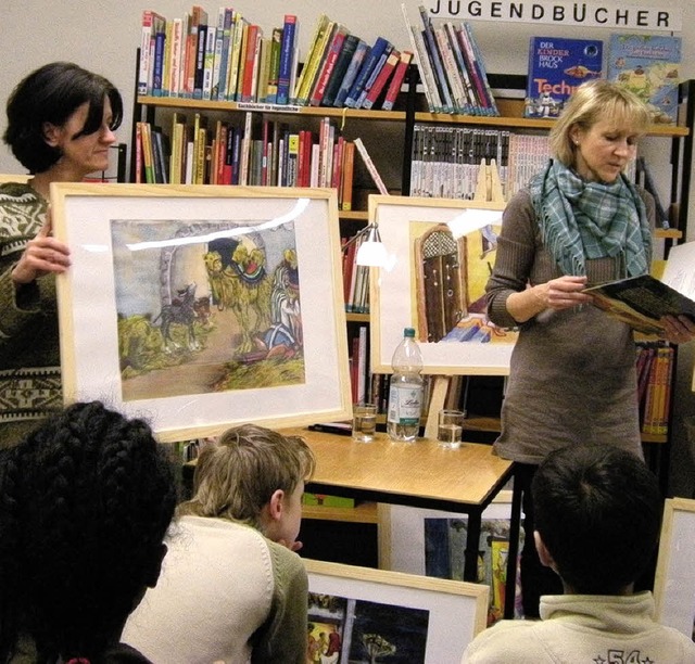 In der Stadtbcherei las Andrea Friedr...on Ute Dbele (links) illustriert ist.  | Foto: Heike Armbruster