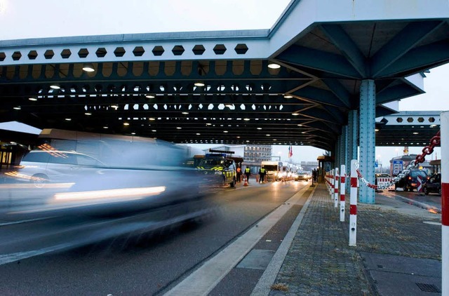 Weil die Eidgenossen in die Schengenzo...Personenkontrollen an der Grenze mehr.  | Foto: dpa