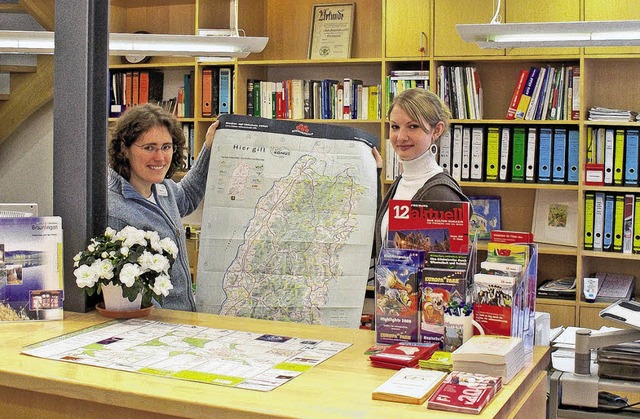 Maren Ott und Nadine Gtz zeigen das n...senswertes, freundlich prsentiert.     | Foto: Jrgen BErtsche