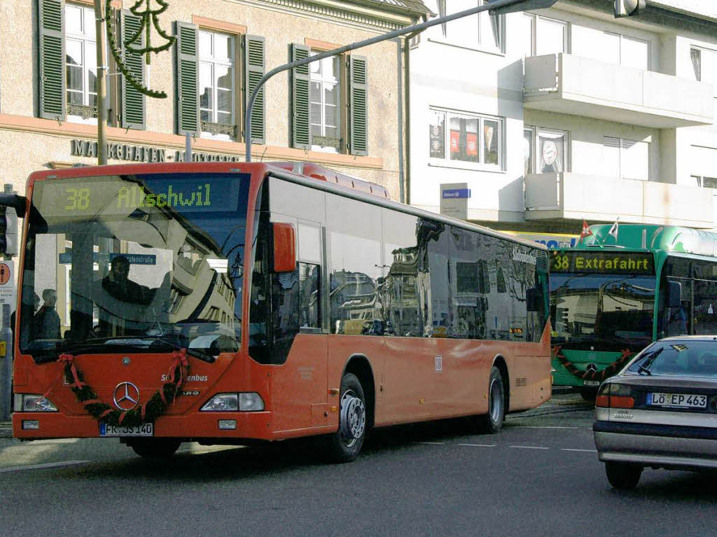 Die ersten beiden Busse  der neuen Linie 38 , vorne der rote der SBG, dahinter der grne der BVB