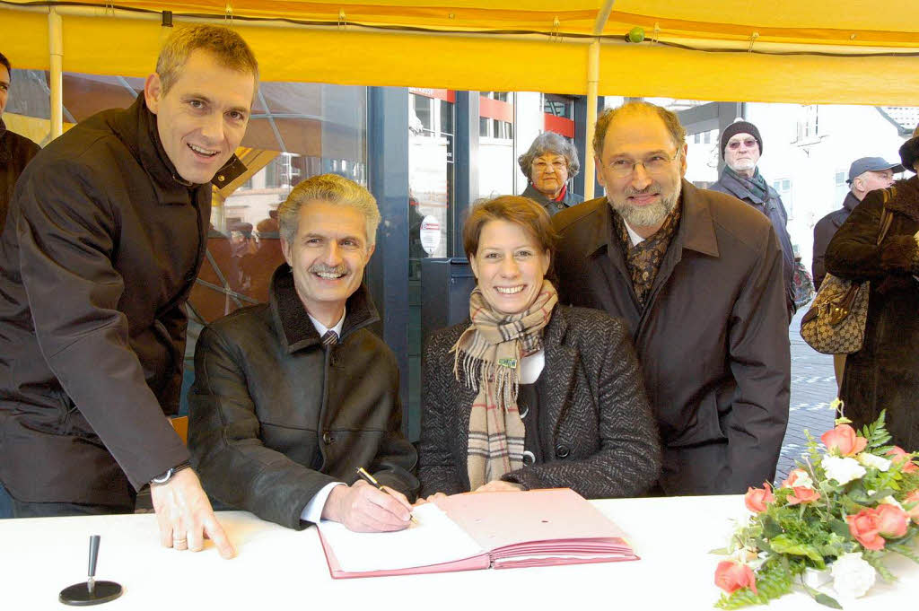Vertragsunterzeichnung:   Brgermeister Lutz,    Urs  Hanselmann (BVB),  Simone Stahl (SBG)und der Basler Regierungsrat Ralph Levin