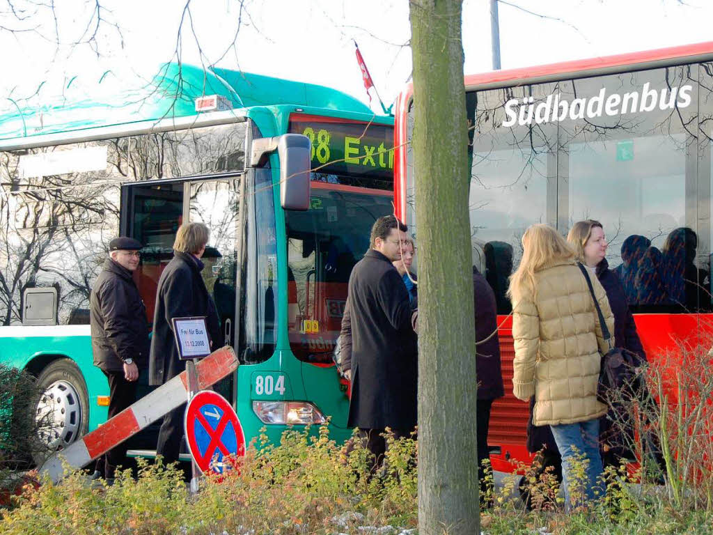 Einsteigen in die grnen 38- Busse der Basler Verkehrsbetriebe (BVB) und die roten der Sdbadenbus Gesellschaft