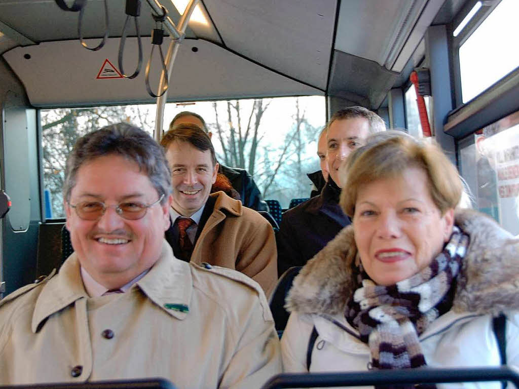 Fahren gerne im neuen  Bus der Linie  38: die Grenzach-Wyhler Gemeinderte  Karlheinz Quandt und Christa Wolf