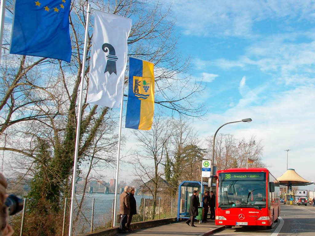 Eintrchtig nebeneinander: die Europa-, die Basler- und die Grenzach-Wyhlener Flagge.