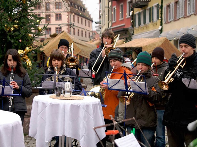 Weihnachtsmarkt in Endingen: Die Jugen... der Stadtmusik spielte zur Erffnung.  | Foto: Ilona Hge