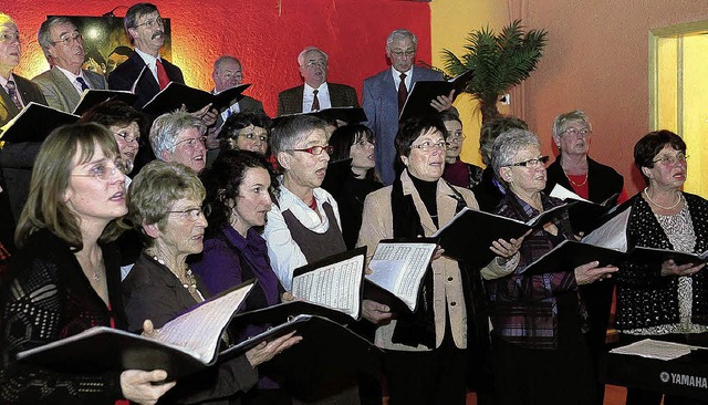Die Chorgemeinschaft glnzte mit ausgewogener Liederwahl.   | Foto: Knstle