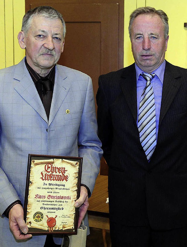 <Bildtext>Klaus Otschakowski (links) w...zum Ehrenmitglied ernannt. </Bildtext>  | Foto: knstle