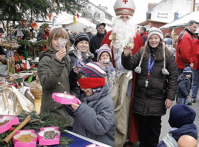 Sogar der Nikolaus stattete  den Reich...hrem Weihnachtsmarkt einen Besuch ab.   | Foto: heidi fssel