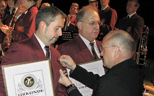 Edgar Ebner zeichnete Jrgen Kollakows...dt- und Feuerwehrmusik Laufenburg aus.  | Foto: Michael Gottstein