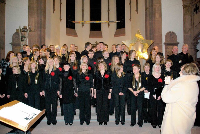 Der Noorus-Chor aus Tallinn mit roten ...er Chor Temporal mit goldenen Tchern   | Foto: sabine model