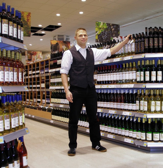 Marktleiter Dominik Tobian hat auch eine groe Weinabteilung zu betreuen.   | Foto: Barbara Schmidt