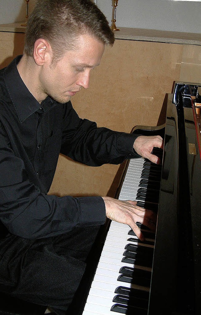 Peter Balatoni beim 50. Klavierabend im Institut von Gerd Jansen.   | Foto: Roswitha Frey