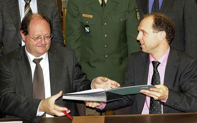 Wolfgang Hcker, rztlicher Direktor d...Bollacher unterzeichnen den Vertrag.    | Foto: Herbst