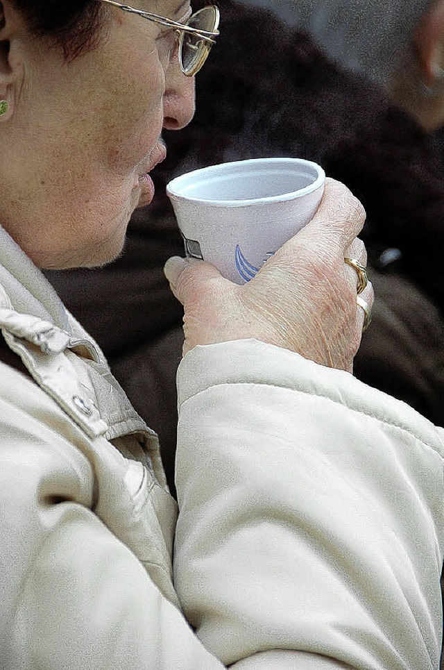 Aufwrmen tat not:     Glhweinwetter beim Weihnachtsmarkt  | Foto: Hermann Jacob