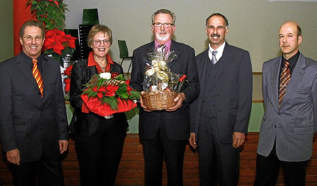 WG- Geschftsfhrer Reinhard Streit (l...e Ehefrau gab es  einen Blumenstrau.   | Foto: herbert Trogus