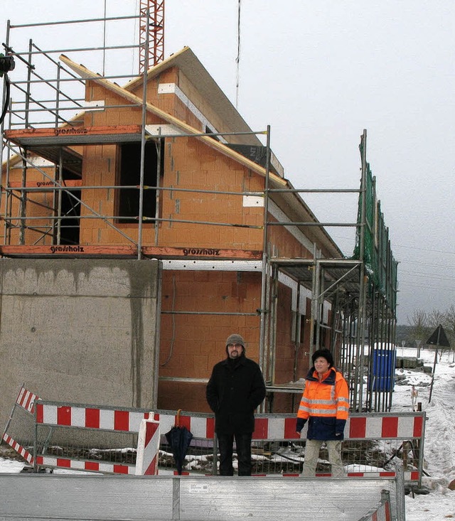 Das Haus im Baugebiet steht bereits im Rohbau.   | Foto: Maier