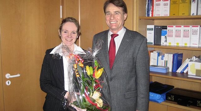 Strahlende Absolventin, strahlender Ch...ller von Manfred Knauer  berreicht.   | Foto: BZ