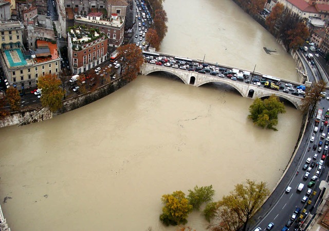 So hoch wie seit 40 Jahren nicht mehr: der Pegel des Tiber in Rom   | Foto: AFP