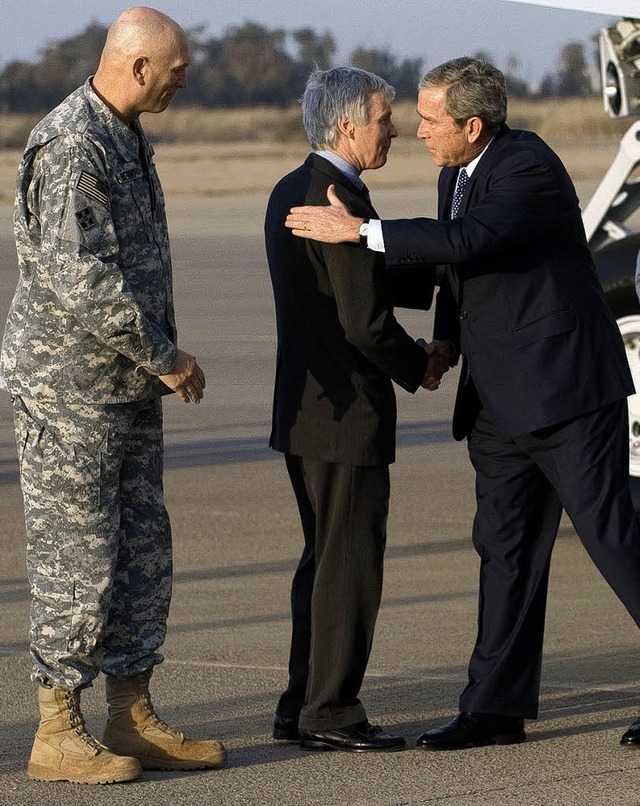 US-Prsident  George W. Bush begrt d...und General Ray Odierno (von rechts).   | Foto: AFP