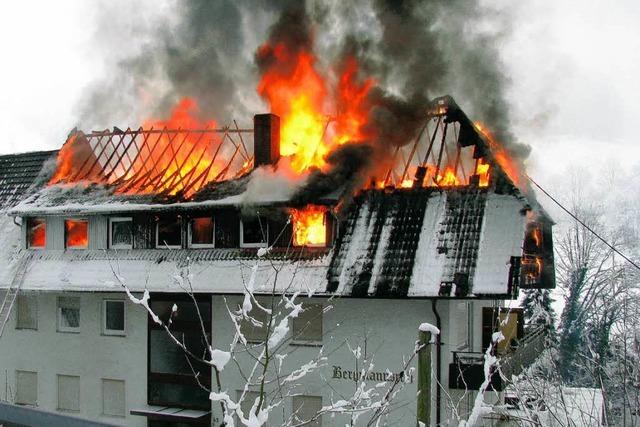 Feuer im Dachgeschoss – Rentnerin schwer verletzt ein