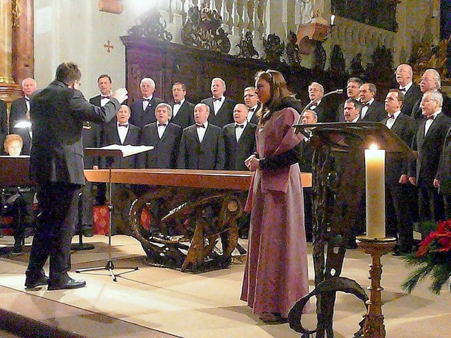 Patricia Ebner, Sopran, sang mit dem M...ieder von Guiseppe Verdi und Max Reger  | Foto: Eberhard Wei