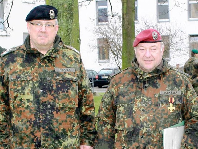 Oberst  Dirksen ehrt  Richard Schmieder (rechts).   | Foto: Privat