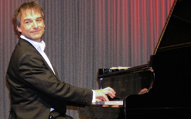 Klaviervirtuose Armin Fischer im Kenzinger Original   | Foto: Michael Haberer