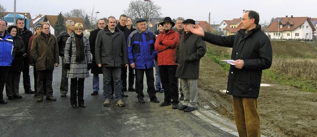 8 der 55 Baugrundstcke sind bereits v...ert Wyhls Brgermeister Joachim Ruth.   | Foto: Michael Haberer